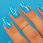 unhas azul claro em gel