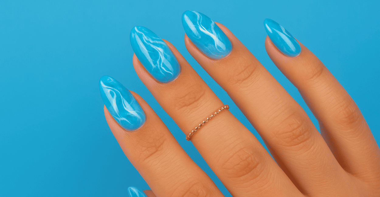 unhas azul claro em gel